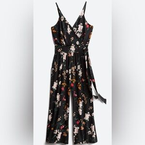 Has POCKETS y’all! Stretchy, black floral cropped wide leg jumpsuit, size M